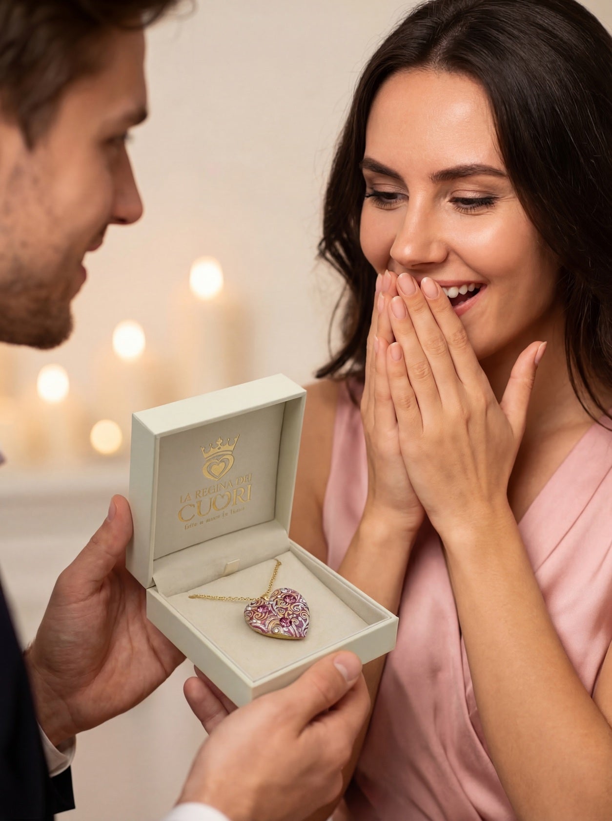 Ragazzo che sorprende la sua fidanzata regalandole una collana con ciondolo a cuore personalizzato. Un momento romantico con un gioiello artigianale unico, impreziosito da cristalli Swarovski e una dedica segreta incisa sul retro, l'idea regalo perfetta per l'anniversario
