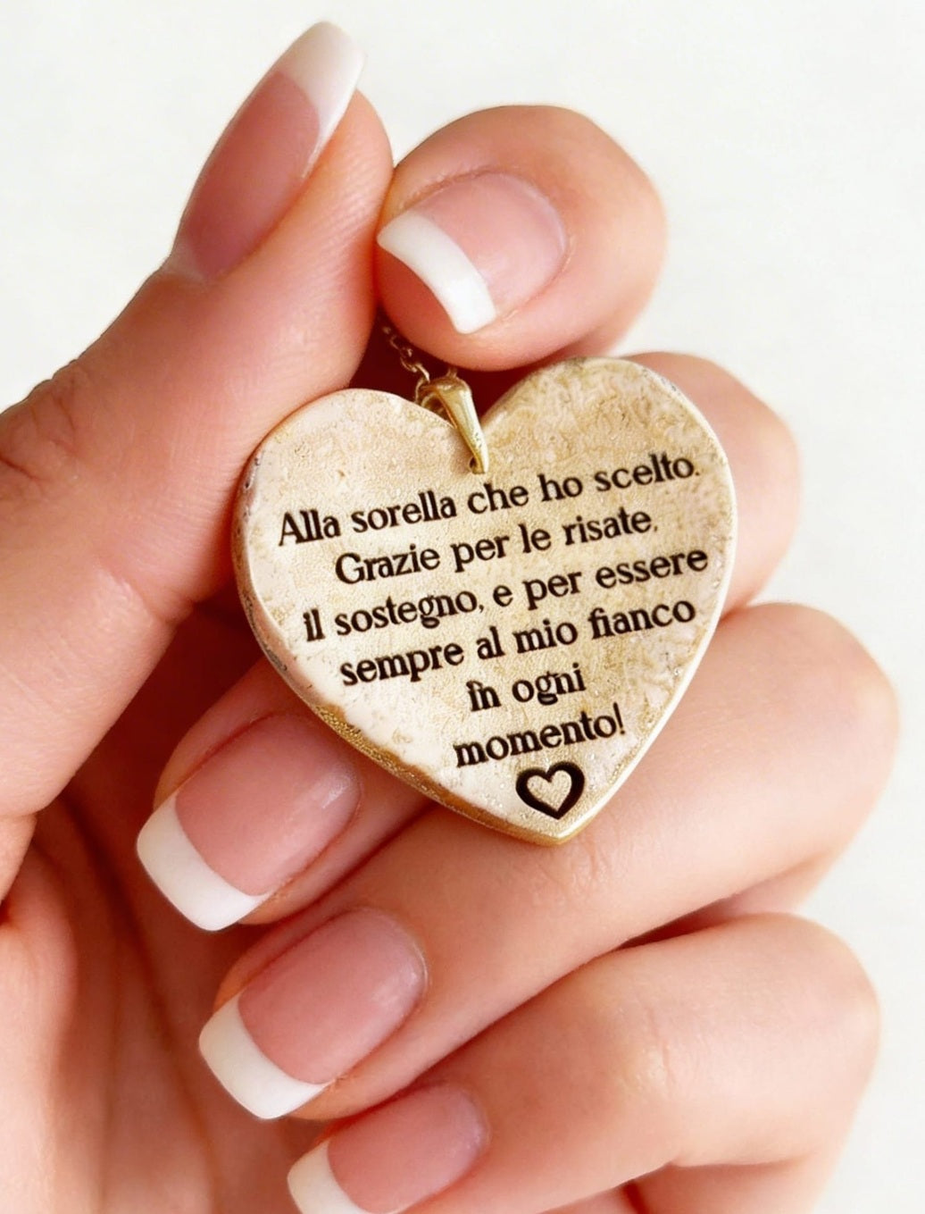 retro di gioielli artigianali a cuore fatti a mano con dedica personalizzata, un dettaglio esclusivo che trasforma una semplice collana in un'idea regalo su misura indimenticabile.