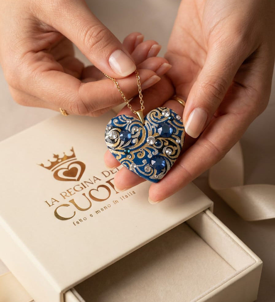 Cosa regalare alla donna che ha già tutto? Ciondoli a cuore artigianali con cristalli Swarovski e dedica incisa sul retro. Pura eleganza Made in Italy. regala una emozione irripetibile. scegli un ciondolo la regina dei cuori nella sua elegante confezione regalo