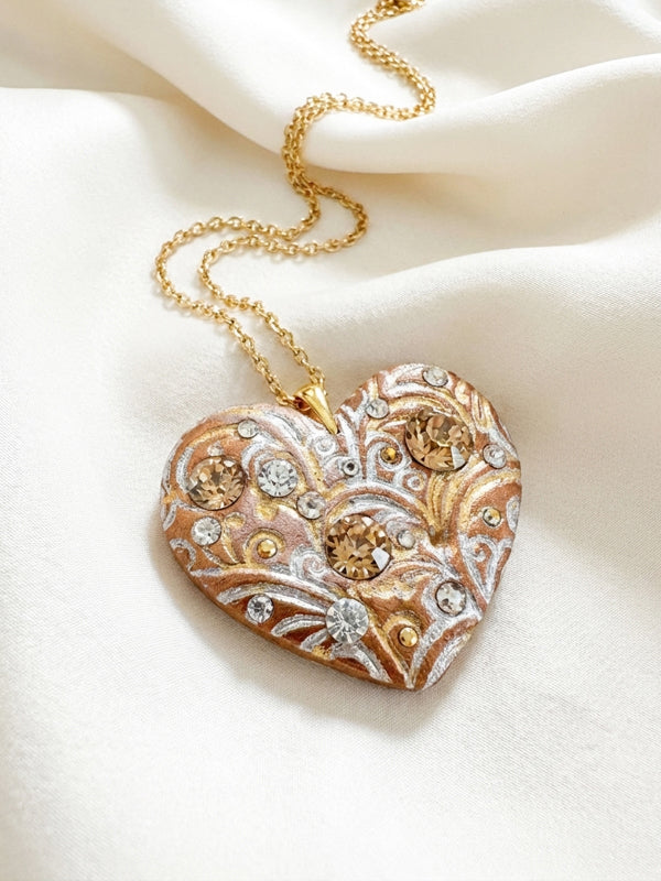 Ciondolo artigianale personalizzato a forma di cuore impreziosito da luminosi cristalli Swarovski. Una collana unica con dedica incisa, ideale come regalo di anniversario indimenticabile per la donna che ha già tutto