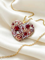 Ciondolo artigianale personalizzato a forma di cuore impreziosito da luminosi cristalli Swarovski. Una collana unica con dedica incisa, ideale come regalo di anniversario indimenticabile per la donna che ha già tutto