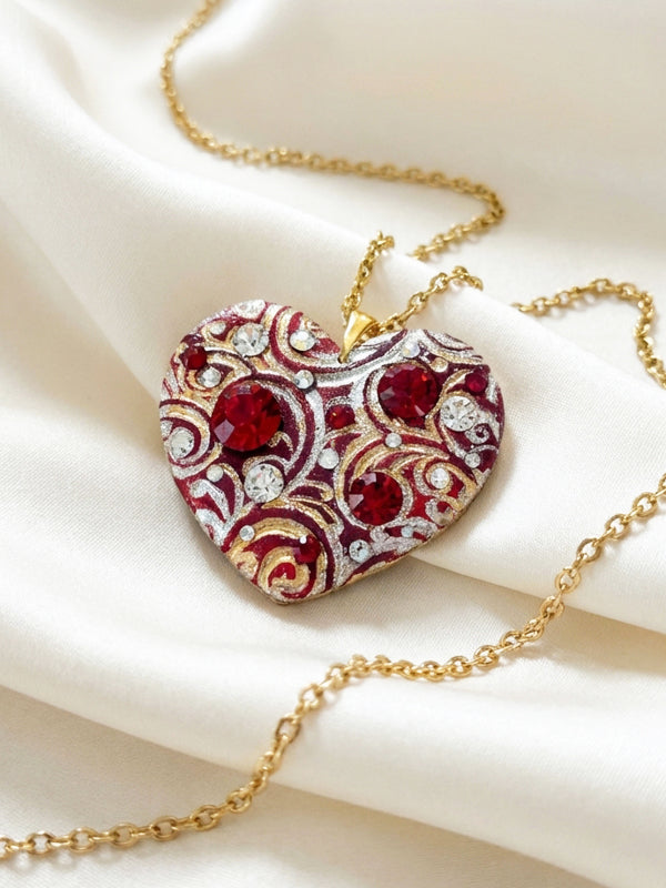 Ciondolo artigianale personalizzato a forma di cuore impreziosito da luminosi cristalli Swarovski. Una collana unica con dedica incisa, ideale come regalo di anniversario indimenticabile per la donna che ha già tutto