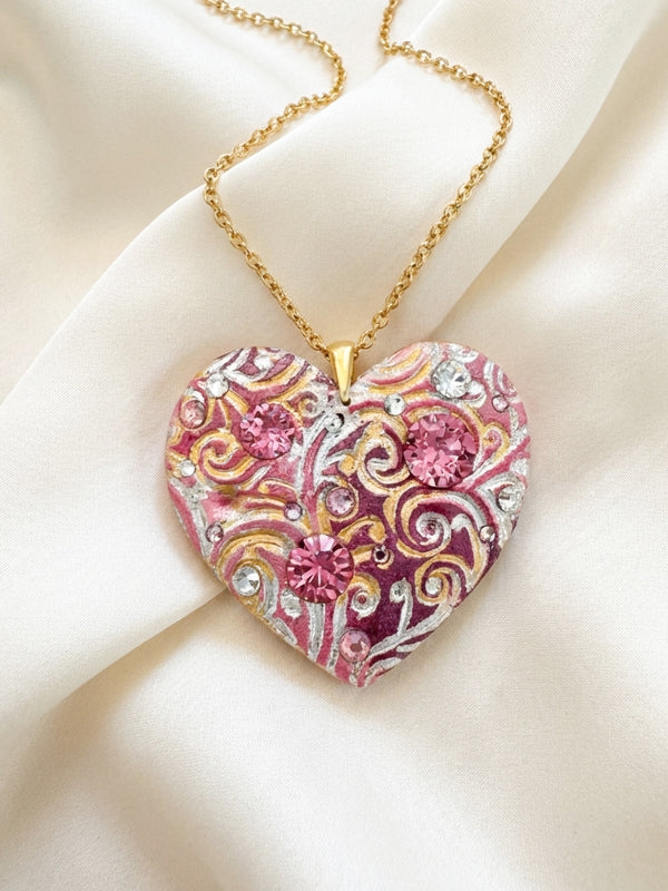 Ciondolo artigianale personalizzato a forma di cuore impreziosito da luminosi cristalli Swarovski. Una collana unica con dedica incisa, ideale come regalo di anniversario indimenticabile per la donna che ha già tutto