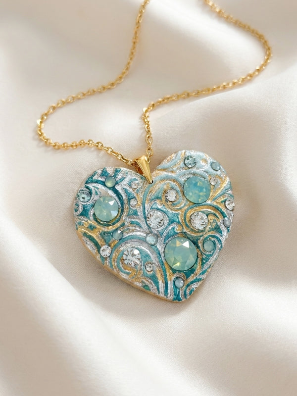 Ciondolo artigianale personalizzato a forma di cuore impreziosito da luminosi cristalli Swarovski. Una collana unica con dedica incisa, ideale come regalo di anniversario indimenticabile per la donna che ha già tutto