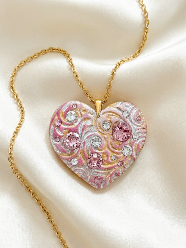 Ciondolo artigianale personalizzato a forma di cuore impreziosito da luminosi cristalli Swarovski. Una collana unica con dedica incisa, ideale come regalo di anniversario indimenticabile per la donna che ha già tutto