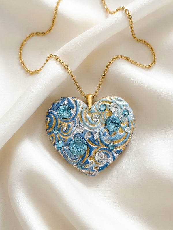 Pendente a cuore personalizzato in argilla polimerica con cristalli Swarovski e dedica incisa. Un gioiello materico, l'idea regalo perfetta e originale per emozionare in occasione della Festa della Mamma