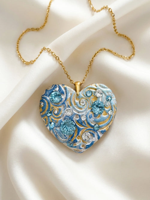 Pendente a cuore personalizzato in argilla polimerica con cristalli Swarovski e dedica incisa. Un gioiello materico, l'idea regalo perfetta e originale per emozionare in occasione della Festa della Mamma