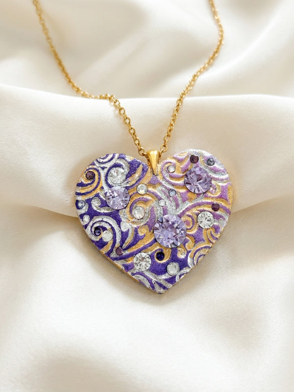 Ciondolo artigianale personalizzato a forma di cuore impreziosito da luminosi cristalli Swarovski. Una collana unica con dedica incisa, ideale come regalo di anniversario indimenticabile per la donna che ha già tutto