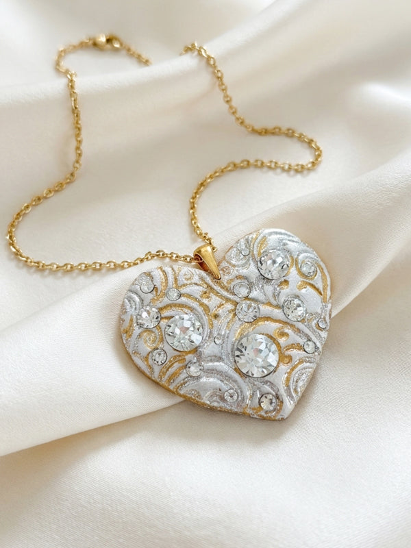 Ciondolo artigianale personalizzato a forma di cuore impreziosito da luminosi cristalli Swarovski. Una collana unica con dedica incisa, ideale come regalo di anniversario indimenticabile per la donna che ha già tutto