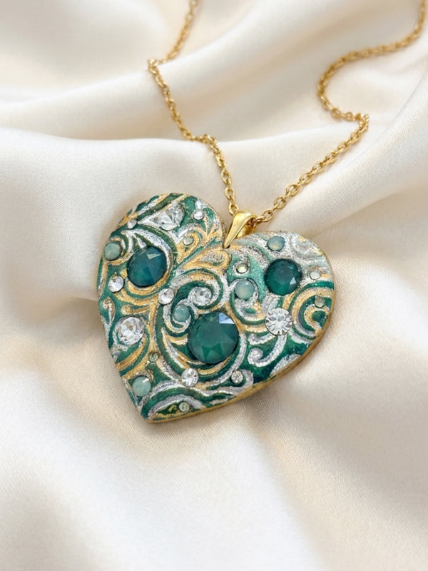 Ciondolo artigianale personalizzato a forma di cuore impreziosito da luminosi cristalli Swarovski. Una collana unica con dedica incisa, ideale come regalo di anniversario indimenticabile per la donna che ha già tutto