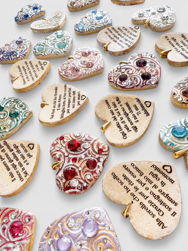 Retro di gioielli artigianali a cuore fatti a mano con dedica personalizzata, un dettaglio esclusivo che trasforma una semplice collana in un'idea regalo su misura indimenticabile.