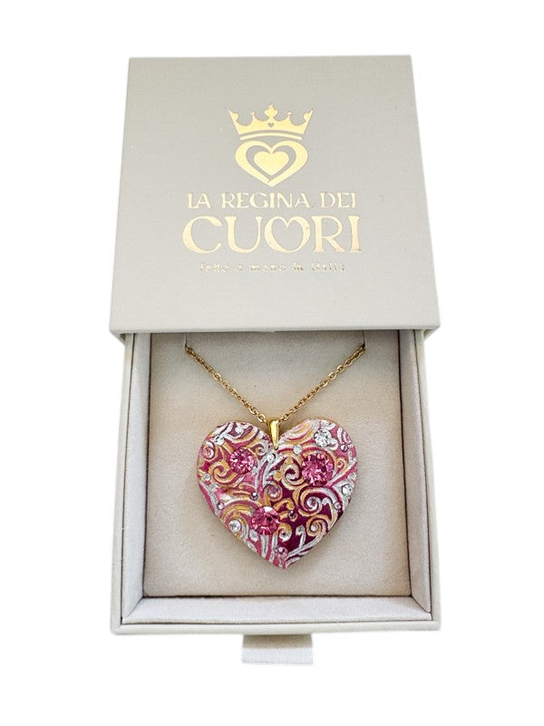 Collana materica personalizzata con pendente a cuore modellato a mano e illuminato da cristalli Swarovski. Il regalo romantico per eccellenza con dedica incisa, perfetto per San Valentino o per celebrare un amore unico