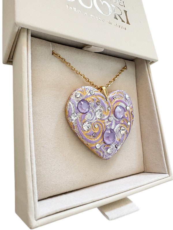 Gioiello personalizzato in argilla polimerica con dedica incisa e dettagli in cristalli Swarovski. Un pezzo scultoreo e originale, pensato per sorprendere un'amica speciale o una sorella per il suo compleanno