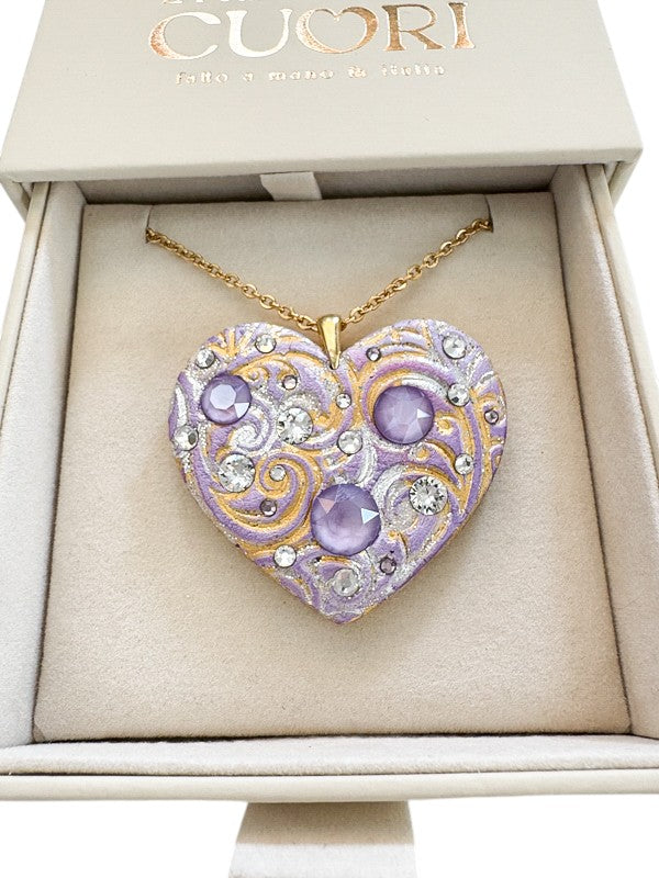 Pendente a cuore personalizzato in argilla polimerica con cristalli Swarovski e dedica incisa. Un gioiello materico, l'idea regalo perfetta e originale per emozionare in occasione della Festa della Mamma