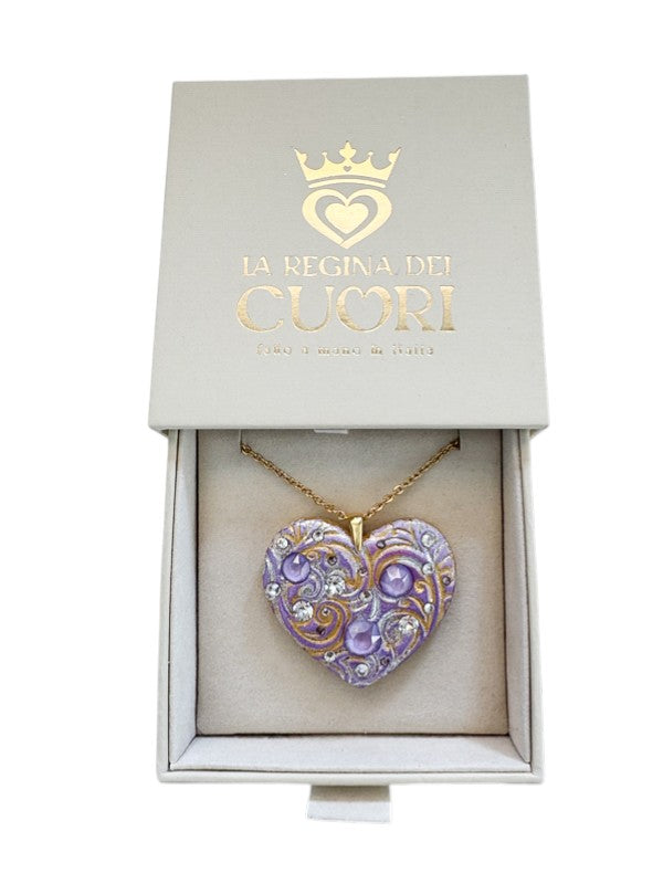 Collana materica personalizzata con pendente a cuore modellato a mano e illuminato da cristalli Swarovski. Il regalo romantico per eccellenza con dedica incisa, perfetto per San Valentino o per celebrare un amore unico
