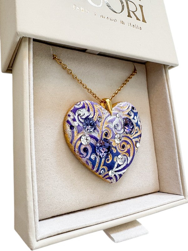 Pendente a cuore personalizzato in argilla polimerica con cristalli Swarovski e dedica incisa. Un gioiello materico, l'idea regalo perfetta e originale per emozionare in occasione della Festa della Mamma