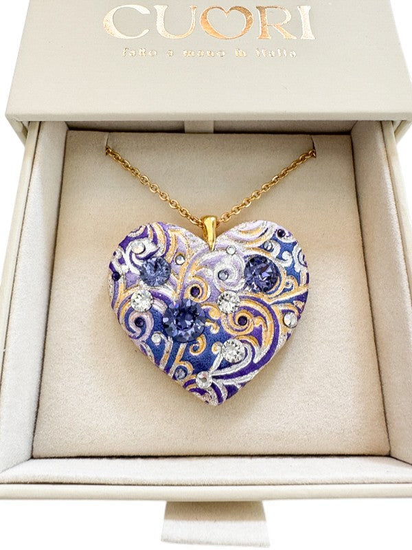 Gioiello personalizzato in argilla polimerica con dedica incisa e dettagli in cristalli Swarovski. Un pezzo scultoreo e originale, pensato per sorprendere un'amica speciale o una sorella per il suo compleanno