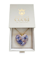 Collana materica personalizzata con pendente a cuore modellato a mano e illuminato da cristalli Swarovski. Il regalo romantico per eccellenza con dedica incisa, perfetto per San Valentino o per celebrare un amore unico