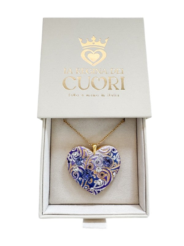 Collana materica personalizzata con pendente a cuore modellato a mano e illuminato da cristalli Swarovski. Il regalo romantico per eccellenza con dedica incisa, perfetto per San Valentino o per celebrare un amore unico
