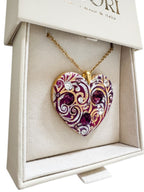 Gioiello personalizzato in argilla polimerica con dedica incisa e dettagli in cristalli Swarovski. Un pezzo scultoreo e originale, pensato per sorprendere un'amica speciale o una sorella per il suo compleanno