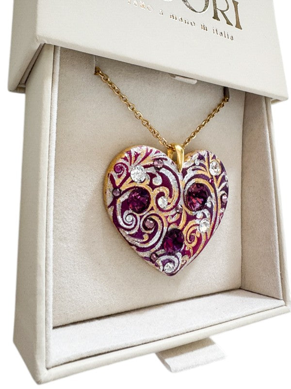 Gioiello personalizzato in argilla polimerica con dedica incisa e dettagli in cristalli Swarovski. Un pezzo scultoreo e originale, pensato per sorprendere un'amica speciale o una sorella per il suo compleanno