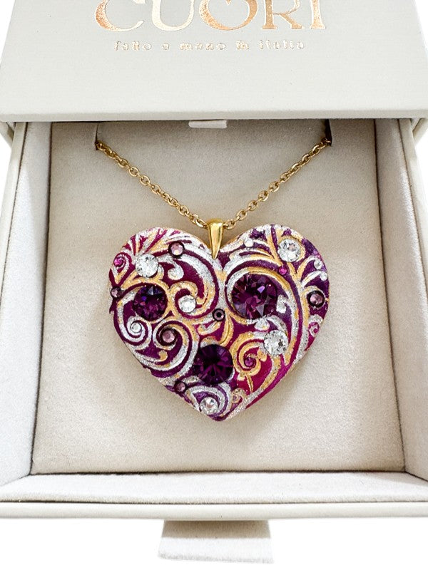 Ciondolo artigianale personalizzato a forma di cuore impreziosito da luminosi cristalli Swarovski. Una collana unica con dedica incisa, ideale come regalo di anniversario indimenticabile per la donna che ha già tutto