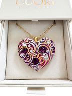 Ciondolo artigianale personalizzato a forma di cuore impreziosito da luminosi cristalli Swarovski. Una collana unica con dedica incisa, ideale come regalo di anniversario indimenticabile per la donna che ha già tutto