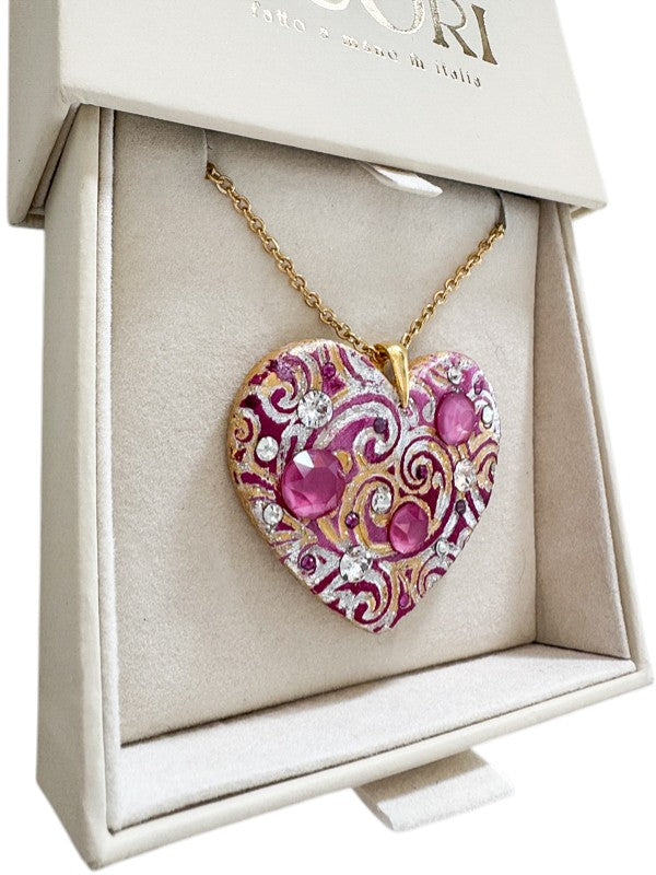 Gioiello personalizzato in argilla polimerica con dedica incisa e dettagli in cristalli Swarovski. Un pezzo scultoreo e originale, pensato per sorprendere un'amica speciale o una sorella per il suo compleanno