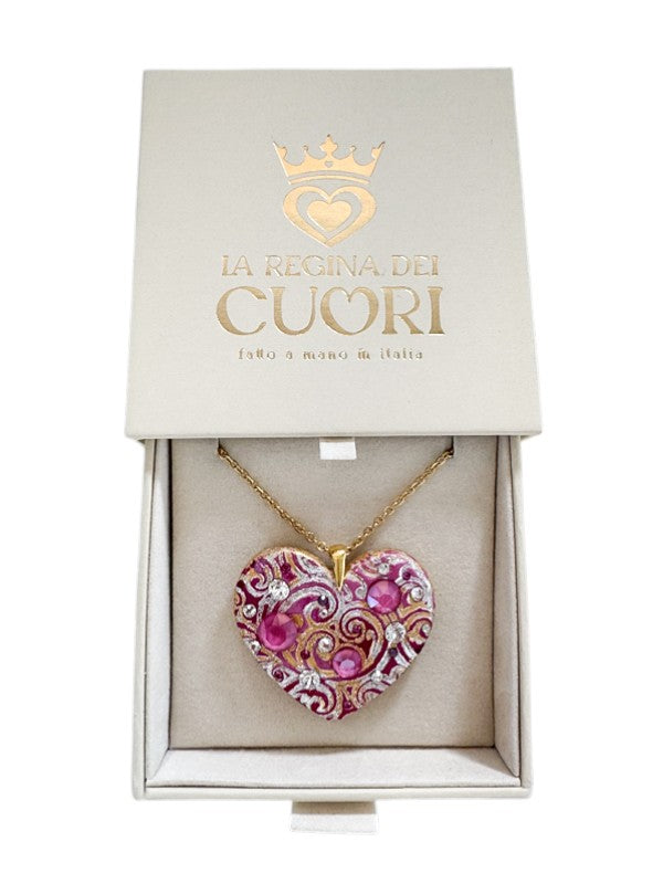 Collana materica personalizzata con pendente a cuore modellato a mano e illuminato da cristalli Swarovski. Il regalo romantico per eccellenza con dedica incisa, perfetto per San Valentino o per celebrare un amore unico