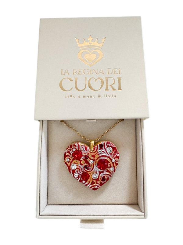Collana materica personalizzata con pendente a cuore modellato a mano e illuminato da cristalli Swarovski. Il regalo romantico per eccellenza con dedica incisa, perfetto per San Valentino o per celebrare un amore unico