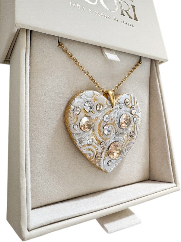 Gioiello personalizzato in argilla polimerica con dedica incisa e dettagli in cristalli Swarovski. Un pezzo scultoreo e originale, pensato per sorprendere un'amica speciale o una sorella per il suo compleanno