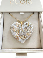Pendente a cuore personalizzato in argilla polimerica con cristalli Swarovski e dedica incisa. Un gioiello materico, l'idea regalo perfetta e originale per emozionare in occasione della Festa della Mamma