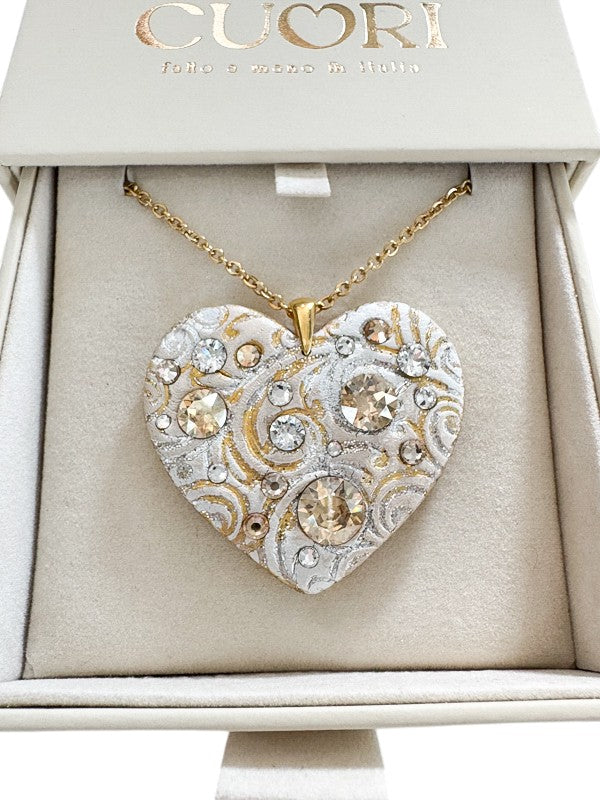 Pendente a cuore personalizzato in argilla polimerica con cristalli Swarovski e dedica incisa. Un gioiello materico, l'idea regalo perfetta e originale per emozionare in occasione della Festa della Mamma