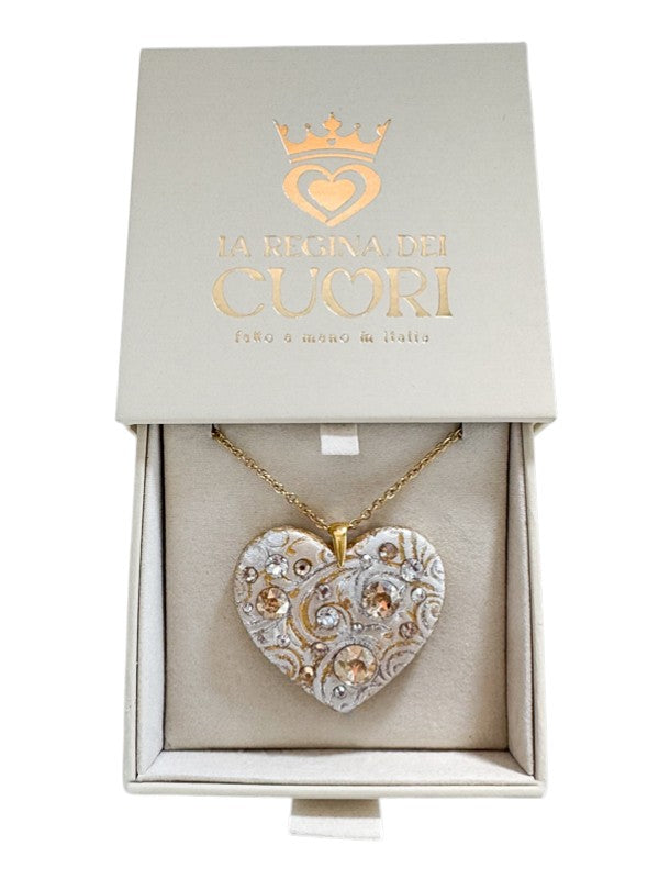 Collana materica personalizzata con pendente a cuore modellato a mano e illuminato da cristalli Swarovski. Il regalo romantico per eccellenza con dedica incisa, perfetto per San Valentino o per celebrare un amore unico