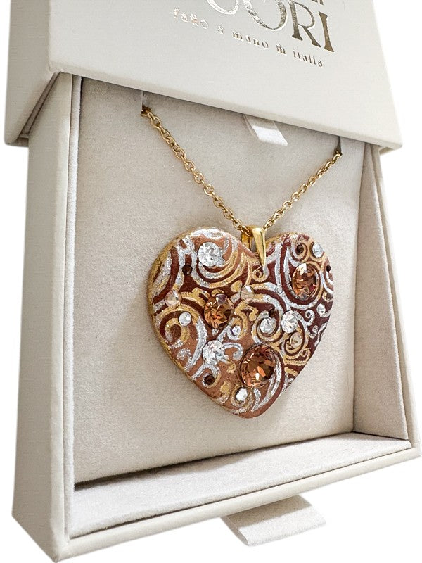 Gioiello personalizzato in argilla polimerica con dedica incisa e dettagli in cristalli Swarovski. Un pezzo scultoreo e originale, pensato per sorprendere un'amica speciale o una sorella per il suo compleanno