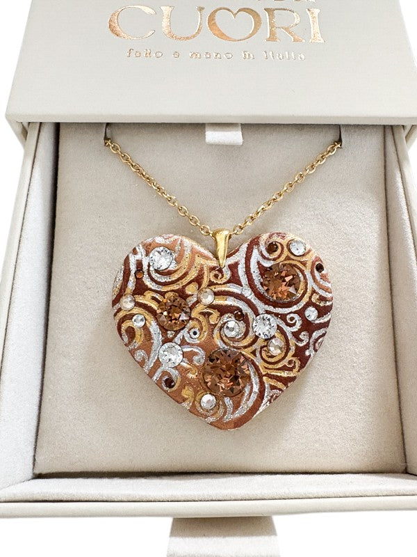 Pendente a cuore personalizzato in argilla polimerica con cristalli Swarovski e dedica incisa. Un gioiello materico, l'idea regalo perfetta e originale per emozionare in occasione della Festa della Mamma