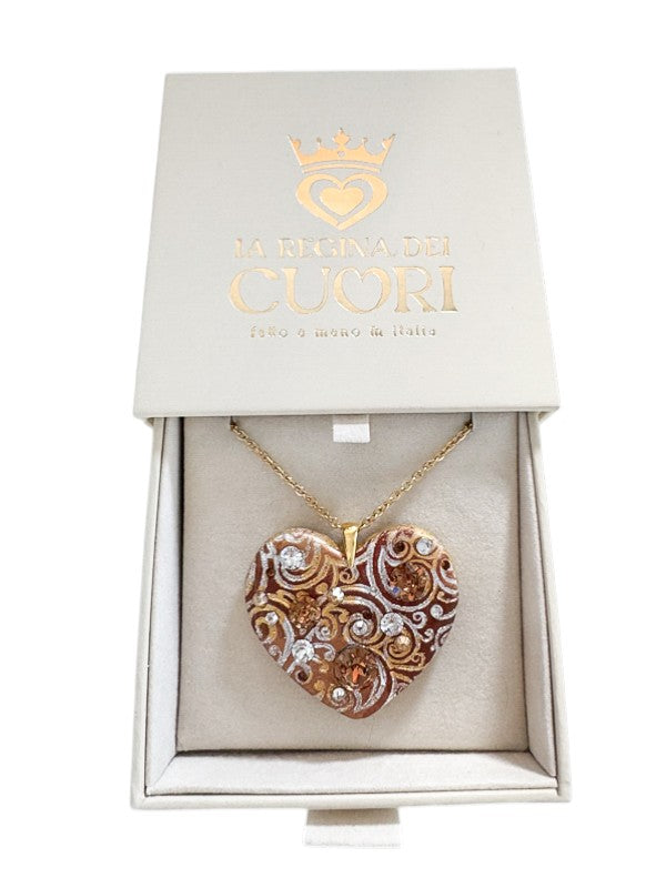 Collana elegante personalizzata con pendente a cuore modellato a mano e illuminato da cristalli Swarovski. Il regalo romantico per eccellenza con dedica incisa, perfetto per San Valentino o per celebrare un amore unico