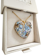 Ciondolo artigianale personalizzato a forma di cuore impreziosito da luminosi cristalli Swarovski. Una collana unica con dedica incisa, ideale come regalo di anniversario indimenticabile per la donna che ha già tutto