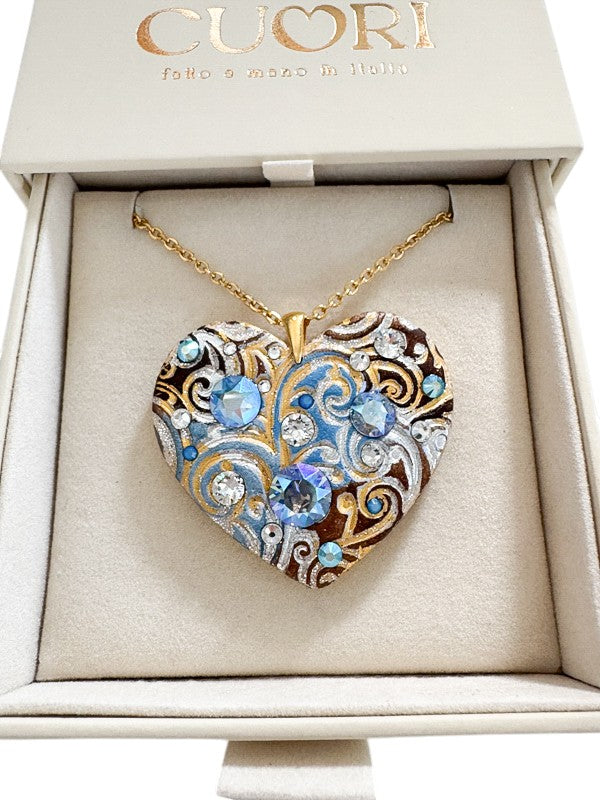 Collana materica personalizzata con pendente a cuore modellato a mano e illuminato da cristalli Swarovski. Il regalo romantico per eccellenza con dedica incisa, perfetto per San Valentino o per celebrare un amore unico