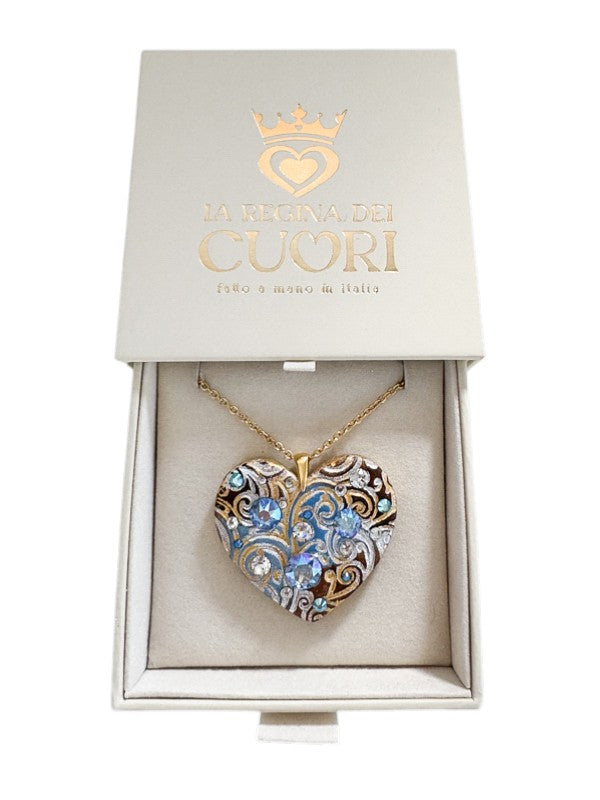 Gioiello personalizzato in argilla polimerica con dedica incisa e dettagli in cristalli Swarovski. Un pezzo scultoreo e originale, pensato per sorprendere un'amica speciale o una sorella per il suo compleanno