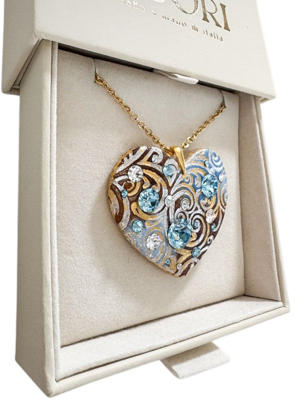 Gioiello personalizzato in argilla polimerica con dedica incisa e dettagli in cristalli Swarovski. Un pezzo scultoreo e originale, pensato per sorprendere un'amica speciale o una sorella per il suo compleanno