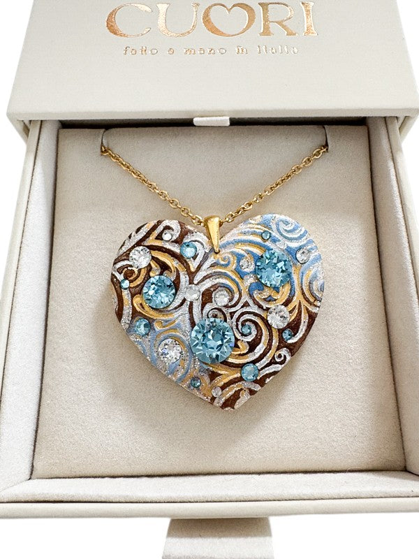 Ciondolo artigianale personalizzato a forma di cuore impreziosito da luminosi cristalli Swarovski. Una collana unica con dedica incisa, ideale come regalo di anniversario indimenticabile per la donna che ha già tutto