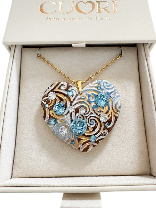 Ciondolo artigianale personalizzato a forma di cuore impreziosito da luminosi cristalli Swarovski. Una collana unica con dedica incisa, ideale come regalo di anniversario indimenticabile per la donna che ha già tutto