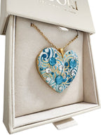 Gioiello personalizzato in argilla polimerica con dedica incisa e dettagli in cristalli Swarovski. Un pezzo scultoreo e originale, pensato per sorprendere un'amica speciale o una sorella per il suo compleanno