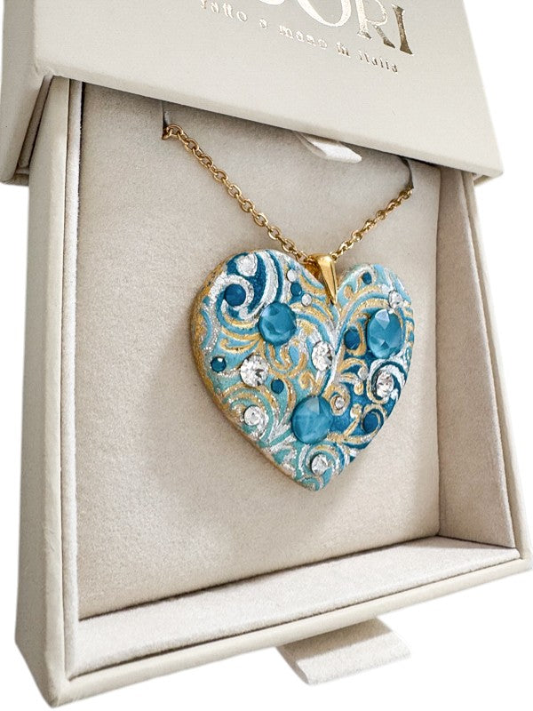 Gioiello personalizzato in argilla polimerica con dedica incisa e dettagli in cristalli Swarovski. Un pezzo scultoreo e originale, pensato per sorprendere un'amica speciale o una sorella per il suo compleanno