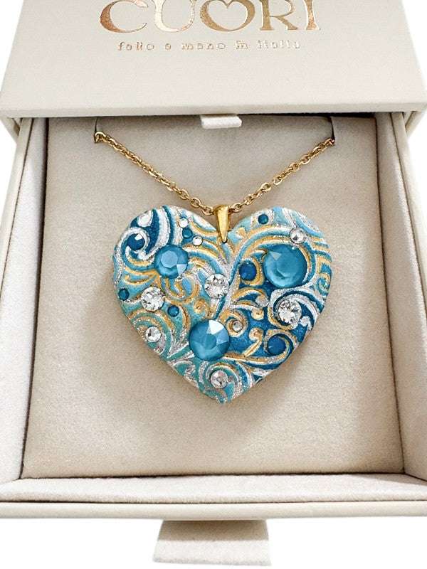 Bijoux personalizzato a forma di cuore con cristalli Swarovski incastonati e dedica incisa. Un dono artigianale esclusivo per celebrare una laurea, un traguardo importante o per lasciare un ricordo indelebile