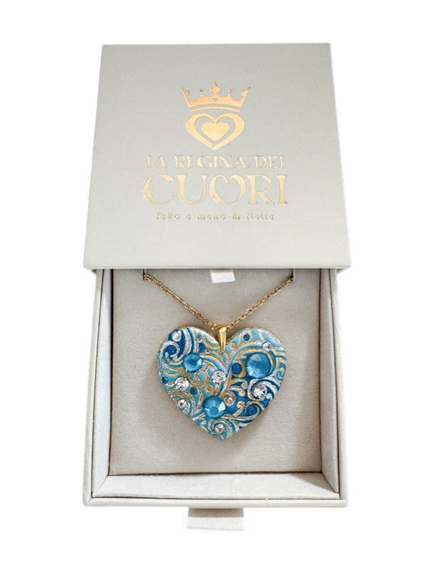 Ciondolo artigianale personalizzato a forma di cuore impreziosito da luminosi cristalli Swarovski. Una collana unica con dedica incisa, ideale come regalo di anniversario indimenticabile per la donna che ha già tutto