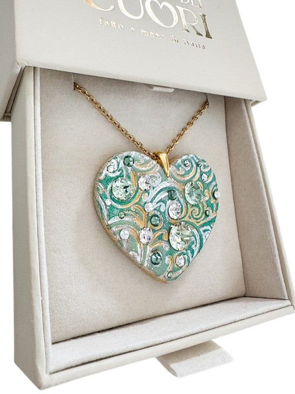 Gioiello personalizzato in argilla polimerica con dedica incisa e dettagli in cristalli Swarovski. Un pezzo scultoreo e originale, pensato per sorprendere un'amica speciale o una sorella per il suo compleanno