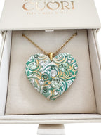 Pendente a cuore personalizzato in argilla polimerica con cristalli Swarovski e dedica incisa. Un gioiello materico, l'idea regalo perfetta e originale per emozionare in occasione della Festa della Mamma