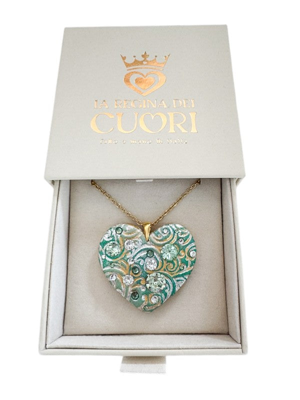 Bijoux personalizzato a forma di cuore con cristalli Swarovski incastonati e dedica incisa. Un dono artigianale esclusivo per celebrare una laurea, un traguardo importante o per lasciare un ricordo indelebile